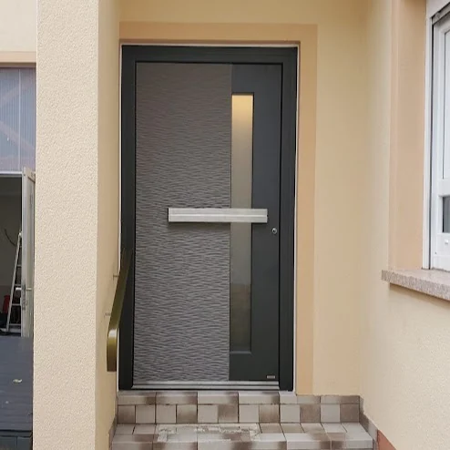 Aluminium-Haustür in RAL 7016 Anthrazitgrau mit 3D-Relieffüllung in Wellenoptik