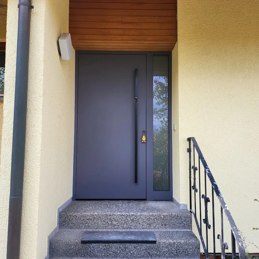Aluminium-Haustür in RAL 7016 Anthrazitgrau mit festverglastem Seitenteil