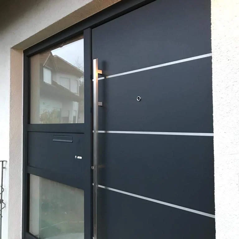 Anthrazit Haustür mit Edelstahl-Lisenen und Seitenteil