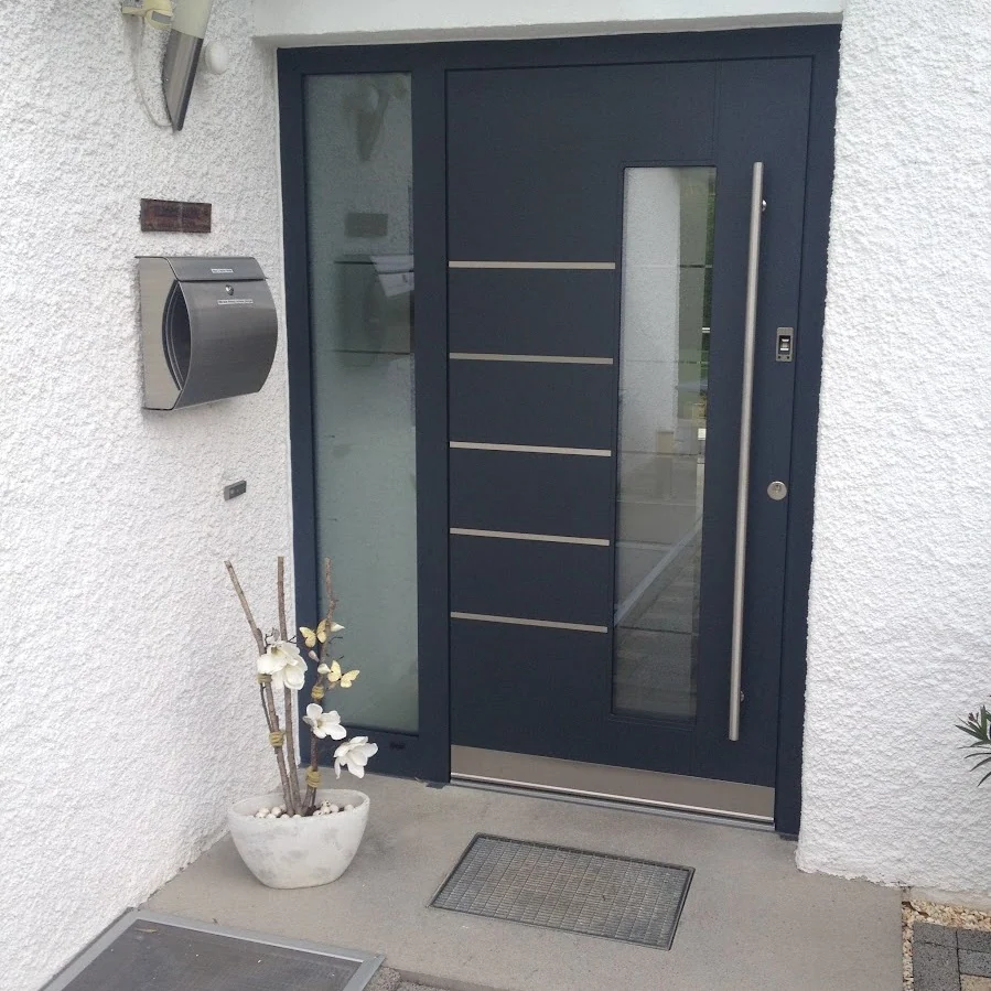 Anthrazitfarbene Haustür mit Glasstreifen und Edelstahl-Querlinien