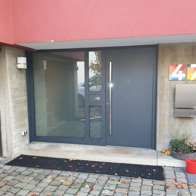 Breite graue Eingangsanlage mit großem Seitenteil
