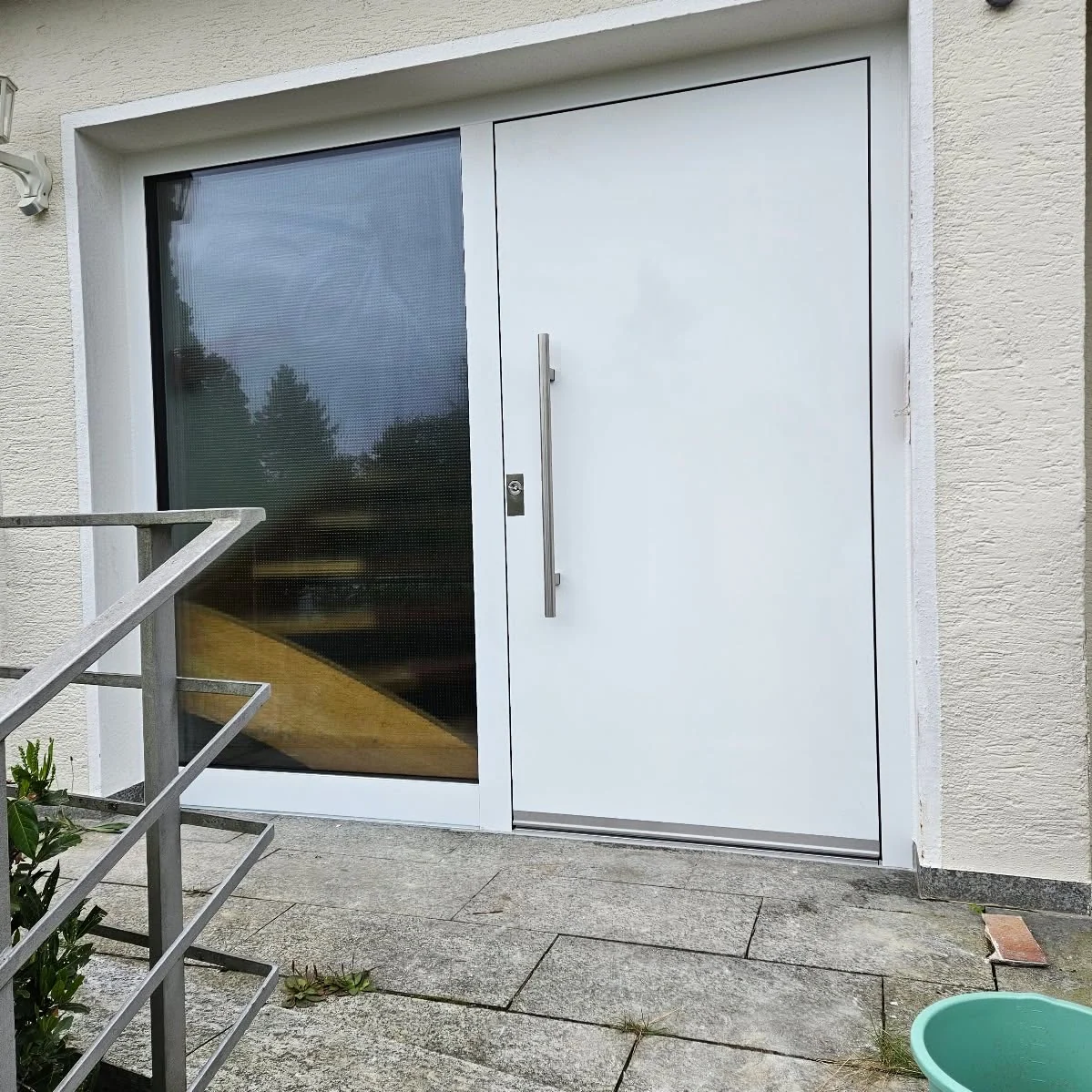 Haustür in Verkehrsweiß RAL 9016