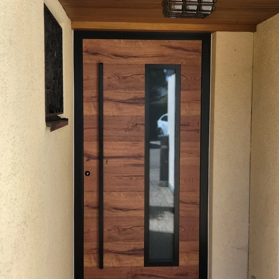 Haustür in warmem Nussbaum-/Teak-Dekor mit schwarzem Aluminium-Rahmen
