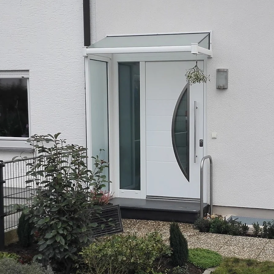 Haustür mit Glasausschnitt, Seitenteil und Vordach