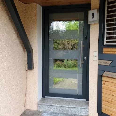 Inotherm Aluminium-Haustür in RAL 7016 Anthrazitgrau mit großflächiger Verglasung