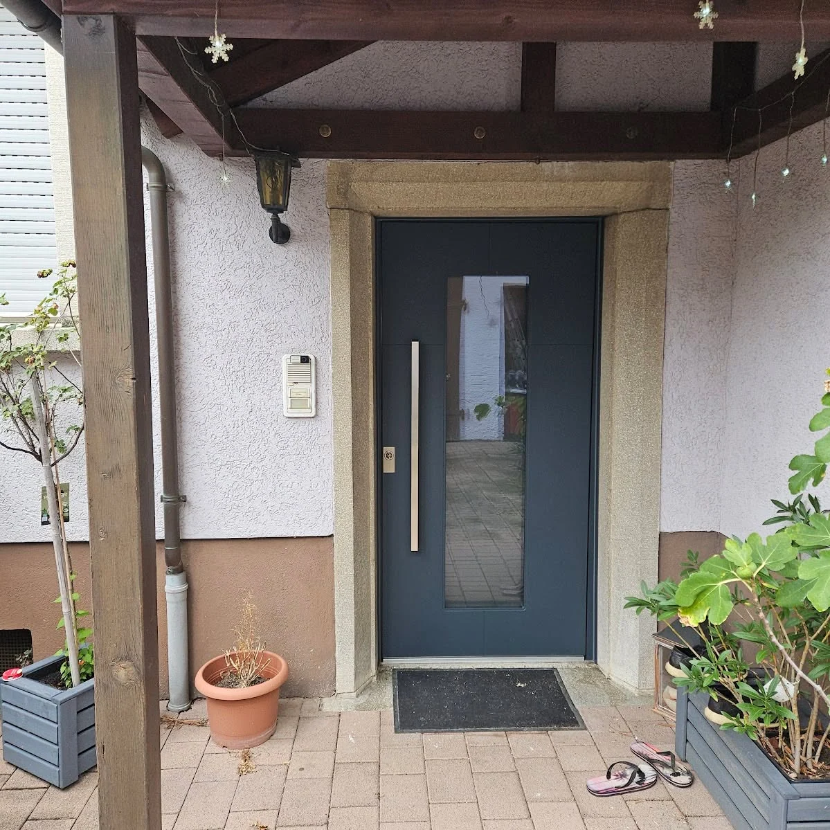 Inotherm Aluminium-Haustür in RAL 7016 Anthrazitgrau mit großzügigem Glasausschnitt