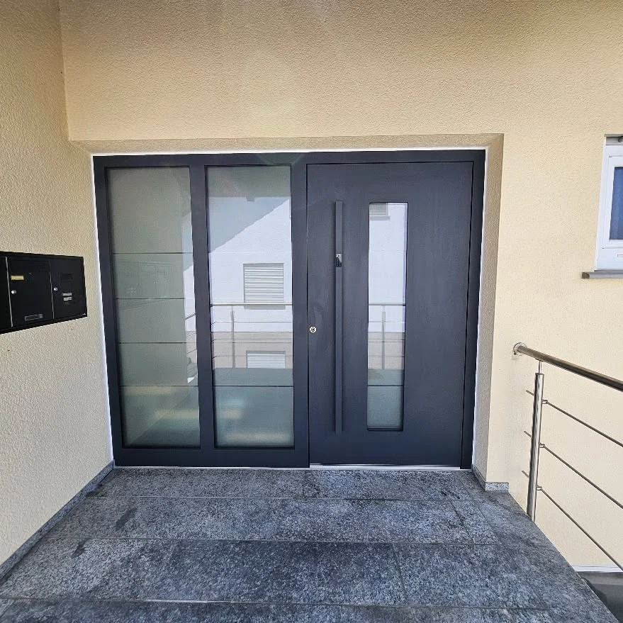 Inotherm Aluminium-Haustür in RAL 7016 Anthrazitgrau mit zweiteiligem Glas-Seitenteil