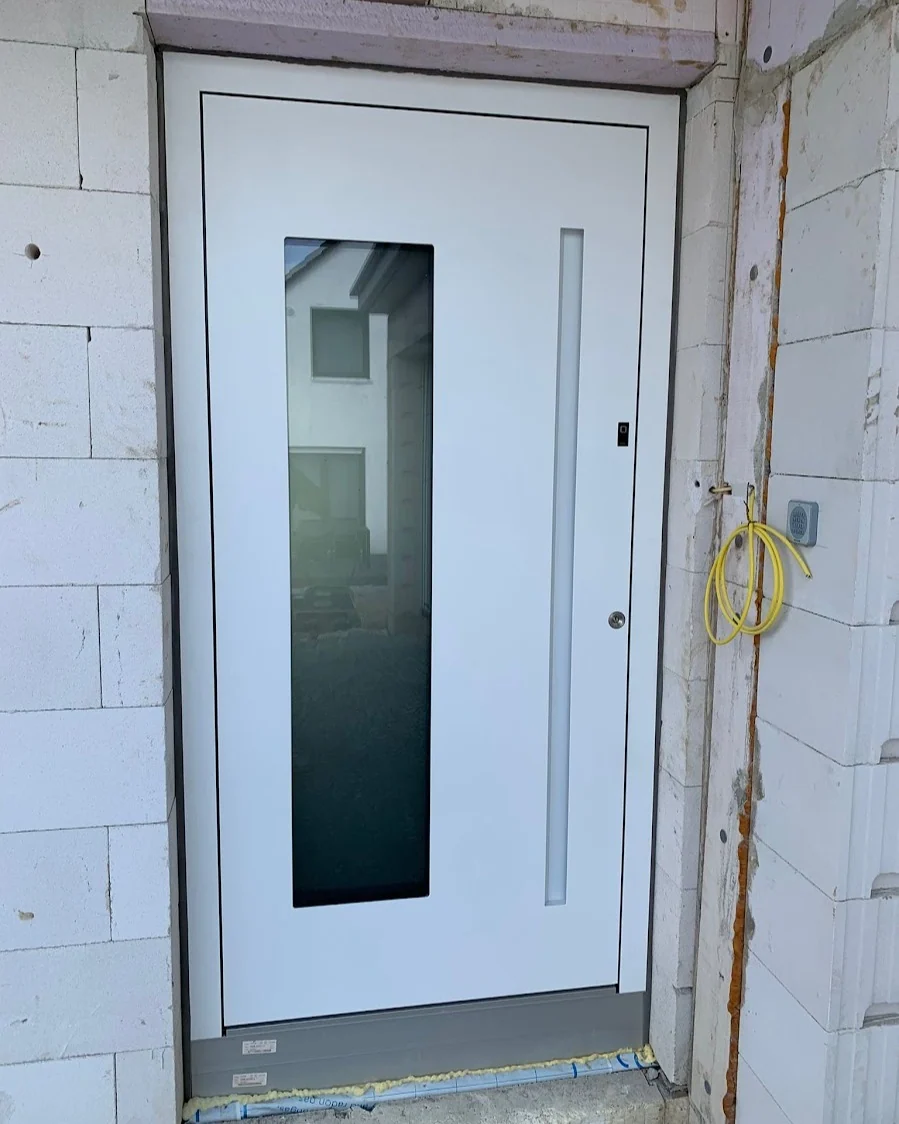 Inotherm Aluminium-Haustür in RAL 9016 Verkehrsweiß mit großflächigem Glasausschnitt und schlankem Griffprofil