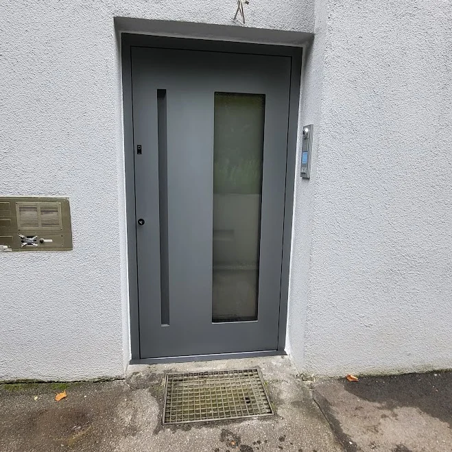Inotherm Exclusiv Aluminium-Haustür in RAL 7016 Anthrazitgrau mit großem Glasausschnitt und schmaler Seitenleiste