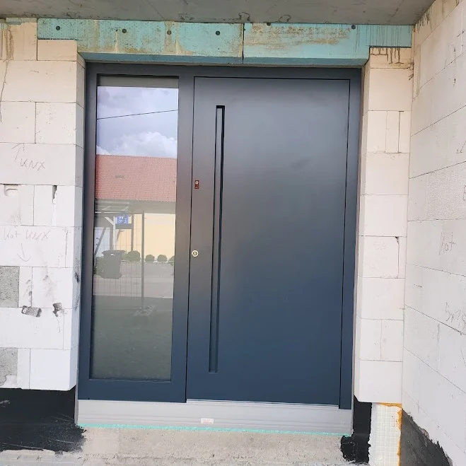 Inotherm Exclusiv Aluminium-Haustür in RAL 7016 Anthrazitgrau mit großzügigem Glas-Seitenteil