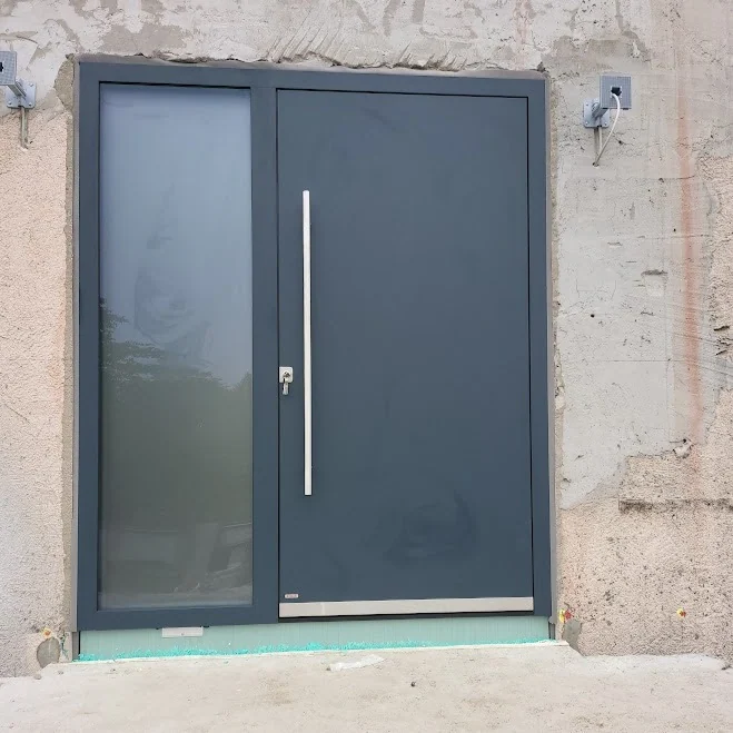 Inotherm Exclusiv Aluminium-Haustür in RAL 7016 Anthrazitgrau mit großzügigem Glas-Seitenteil