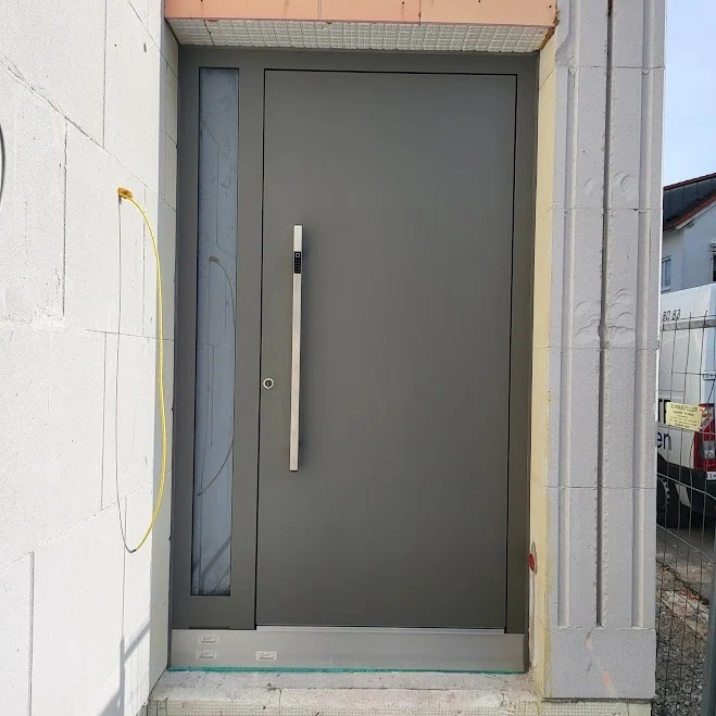 Inotherm Exclusiv Aluminium-Haustür in RAL 7037 Staubgrau mit schmalem Glas-Seitenteil
