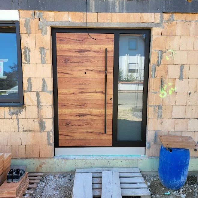 Inotherm Haustür mit echtem Eiche-Holzdekor und anthrazitfarbenem Rahmen in RAL 7016