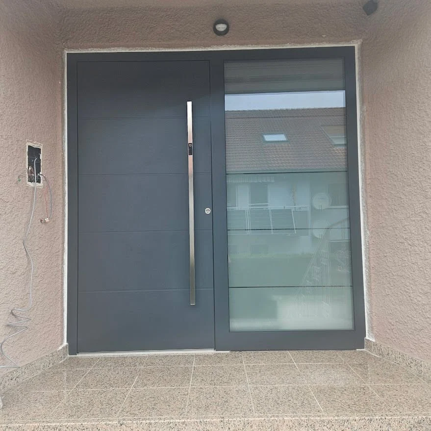 Inotherm Haustür mit Sickenstruktur und Seitenteil