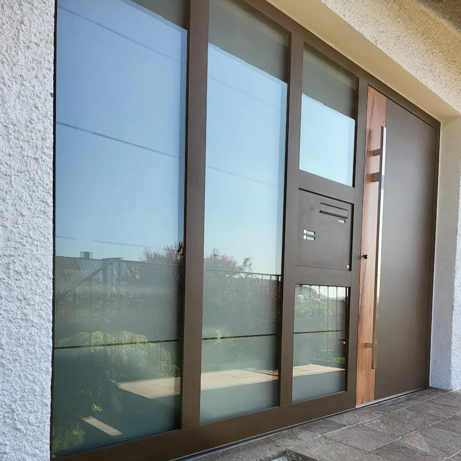 Inotherm · RAL 8019 Graubraun · mit raumhoher Glasanlage und integriertem Briefkasten