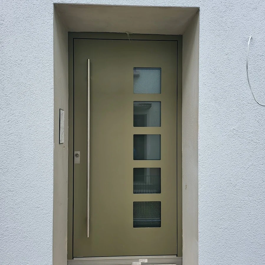 Inotherm Select · RAL 6013 Schilfgrün · fünf quadratische Glasausschnitte vertikal