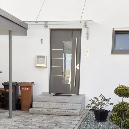 Aluminium-Haustür in Anthrazit mit Glaselementen