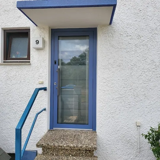 Aluminium-Haustür in RAL 5023 Fernblau