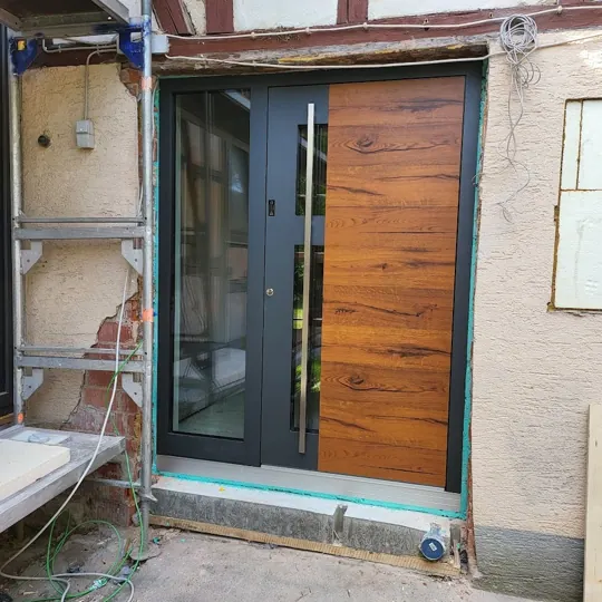 Aluminium-Haustür in RAL 7016 Anthrazitgrau kombiniert mit warmem Eiche-Holzdekor