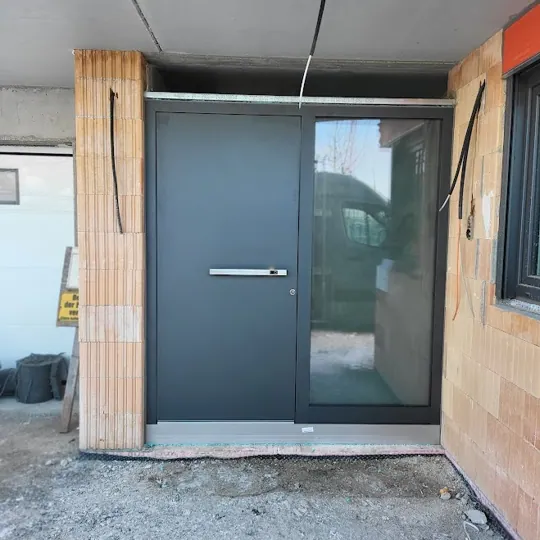 Aluminium-Haustür in RAL 7016 Anthrazitgrau mit großem Ganzglas-Seitenteil und Oberlicht