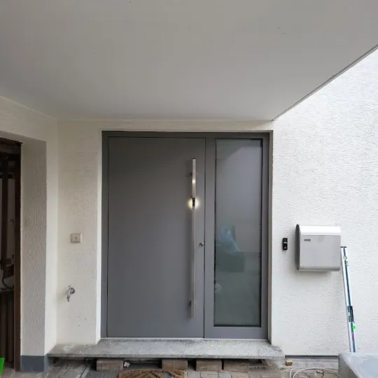 Aluminium-Haustür in RAL 7037 Staubgrau mit großzügigem Ganzglas-Seitenteil