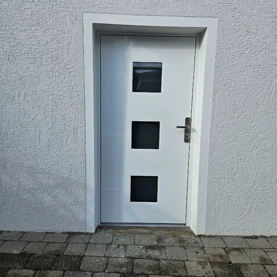 Aluminium-Haustür in RAL 9016 Verkehrsweiß · drei quadratische Glasausschnitte vertikal angeordnet
