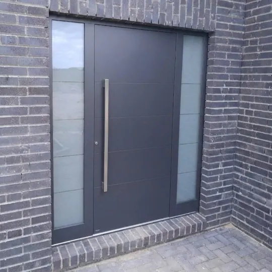Anthrazit-Haustür in dunkler Klinkerfassade