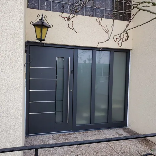 Anthrazit-Haustür mit großem Seitenteil und horizontalen Linien