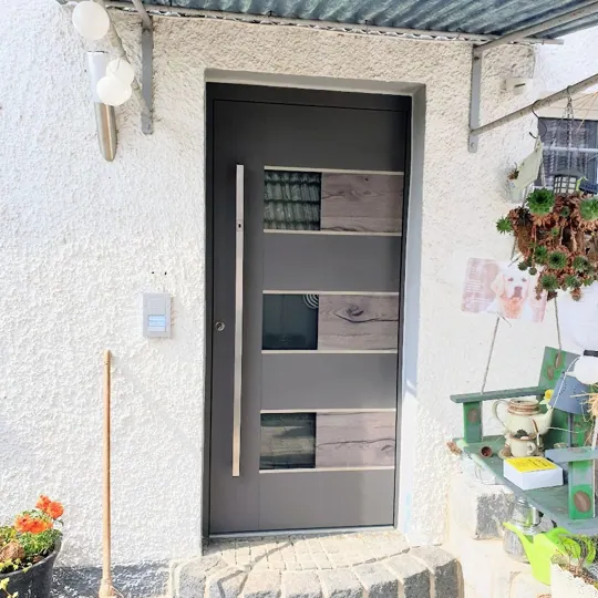 Anthrazit-Tür mit Holz-Applikationen (Altbau-Sanierung)
