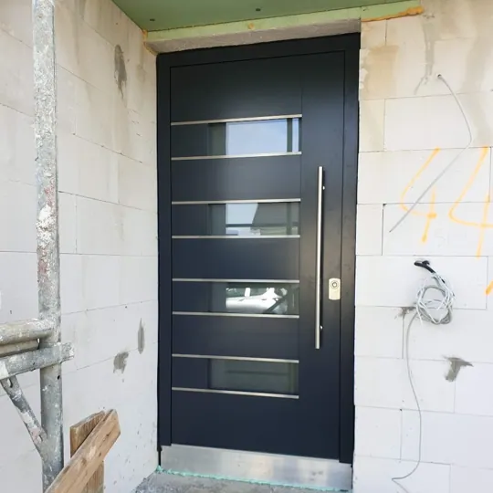 Anthrazit-Tür mit Querstreifen-Glasausschnitten im Neubau