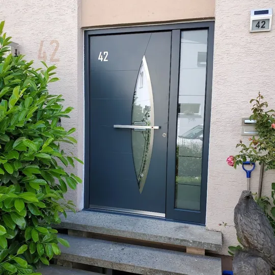 Anthrazite Haustür mit elliptischem Glasausschnitt