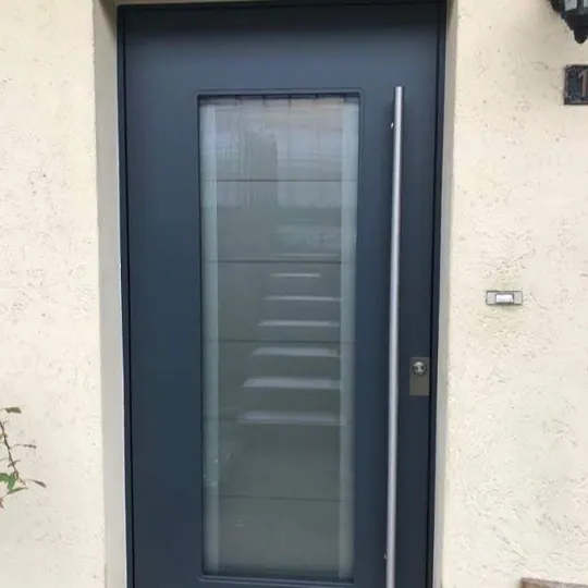 Anthrazitfarbene Haustür mit großem satiniertem Glasfeld