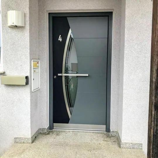 Designertür Anthrazit mit geschwungenem Glasausschnitt