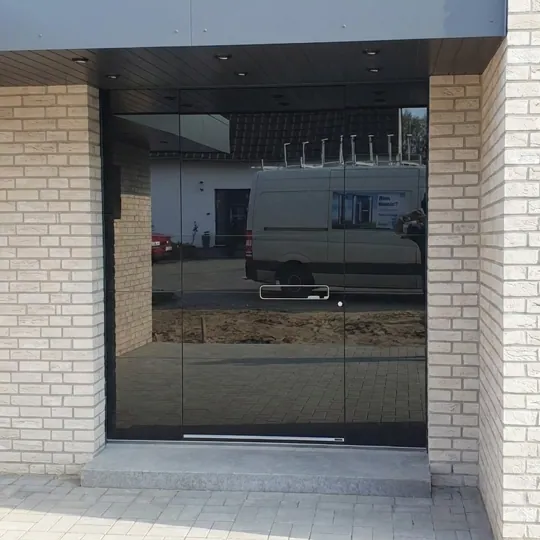Dunkle Glasfront im zurückgesetzten Hauseingang