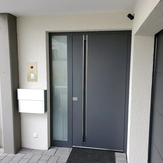 Dunkle Haustür mit schmalem Glasseitenteil
