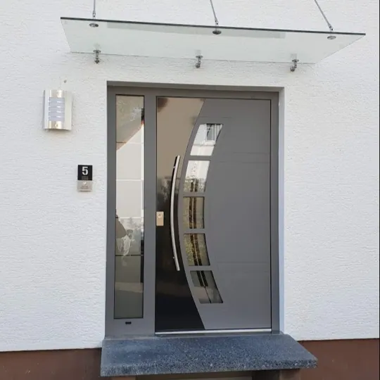 Graue Haustür mit Bogenverglasung und Seitenteil