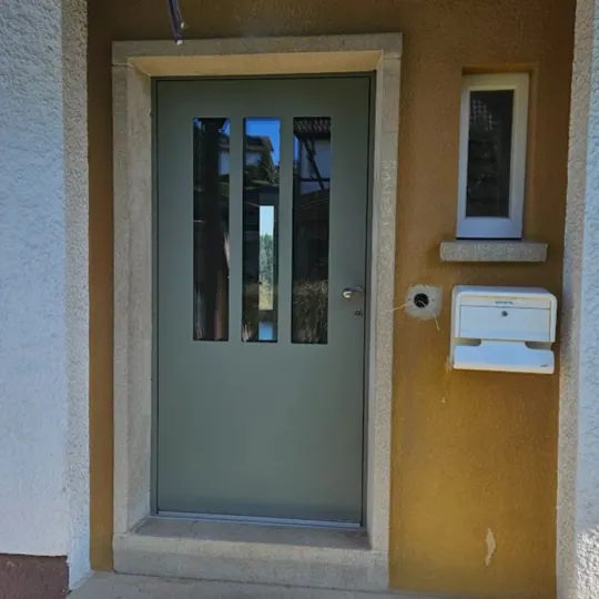 Grüngraue Tür mit drei Glasstreifen (Sanierung)