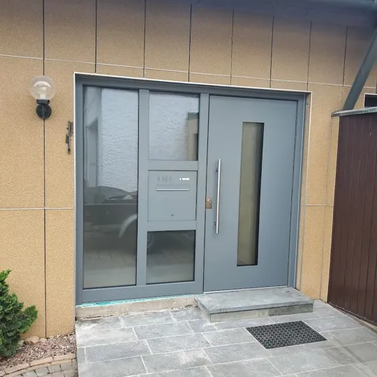 Inotherm AGE · Basaltgrau (RAL 7012) mit Seitenteil und Briefkasten