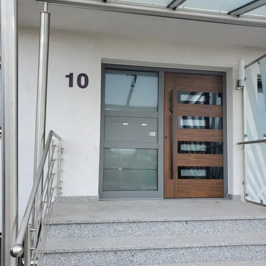 Inotherm AGE · Nussbaum-Optik mit Glasstreifen und Seitenteil, grauer Rahmen