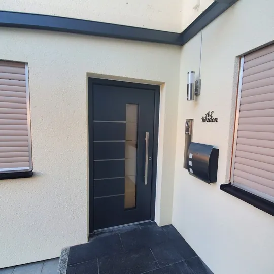 Inotherm AGE-Serie | Anthrazit mit vertikalem Glasausschnitt