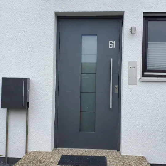 Inotherm AGE-Serie in RAL 7016 Anthrazitgrau mit elegantem vertikalen Glasausschnitt