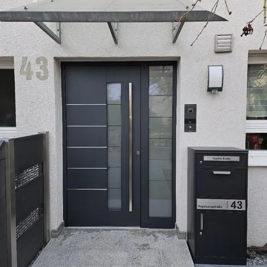 Inotherm Aluminium-Haustür in RAL 7016 Anthrazitgrau mit festem Glas-Seitenteil