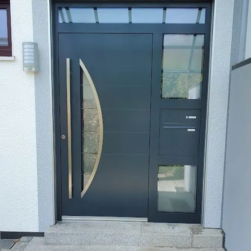 Inotherm Aluminium-Haustür in RAL 7016 Anthrazitgrau mit geschwungenem Bogen-Motiv und horizontalen Relief-Nuten