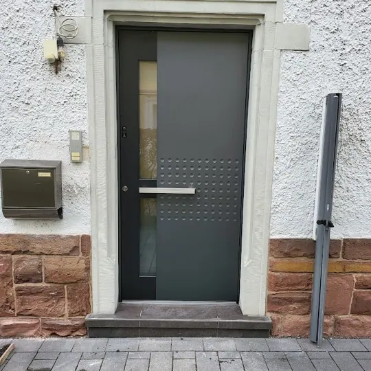 Inotherm Aluminium-Haustür in RAL 7016 Anthrazitgrau mit seitlichem Glasstreifen und markantem Noppen-Relief