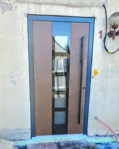 Inotherm Aluminium-Haustür mit Füllung in Rost-/Corten-Optik und Rahmen in RAL 7016 Anthrazitgrau