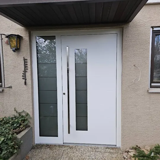 Inotherm Aluminium-Haustür · RAL 9016 Verkehrsweiß · vertikaler Glasstreifen im Türblatt, quer unterteilt