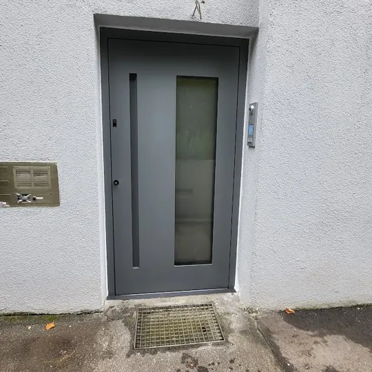 Inotherm Exclusiv Aluminium-Haustür in RAL 7016 Anthrazitgrau mit großem Glasausschnitt und schmaler Seitenleiste