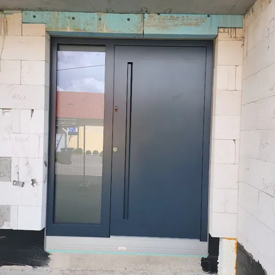 Inotherm Exclusiv Aluminium-Haustür in RAL 7016 Anthrazitgrau mit großzügigem Glas-Seitenteil
