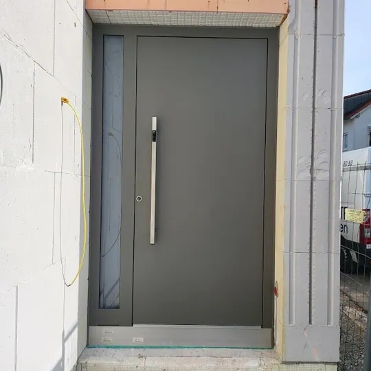 Inotherm Exclusiv Aluminium-Haustür in RAL 7037 Staubgrau mit schmalem Glas-Seitenteil