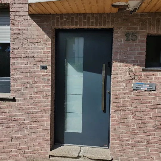Inotherm Exclusiv, anthrazit, Backstein-Altbau, großer Glasausschnitt